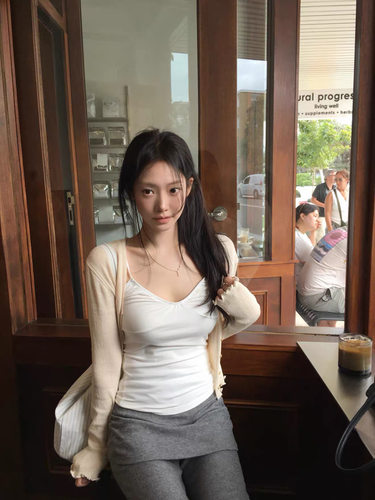 【现货】leeds女装甜美温柔深V领胸线叠穿吊带背心内搭外穿上衣