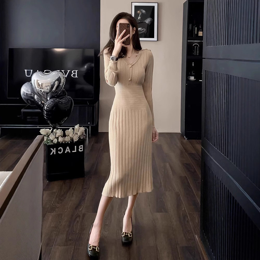 杏色V领针织连衣裙女秋冬2025新款修身显瘦气质长款内搭打底裙子