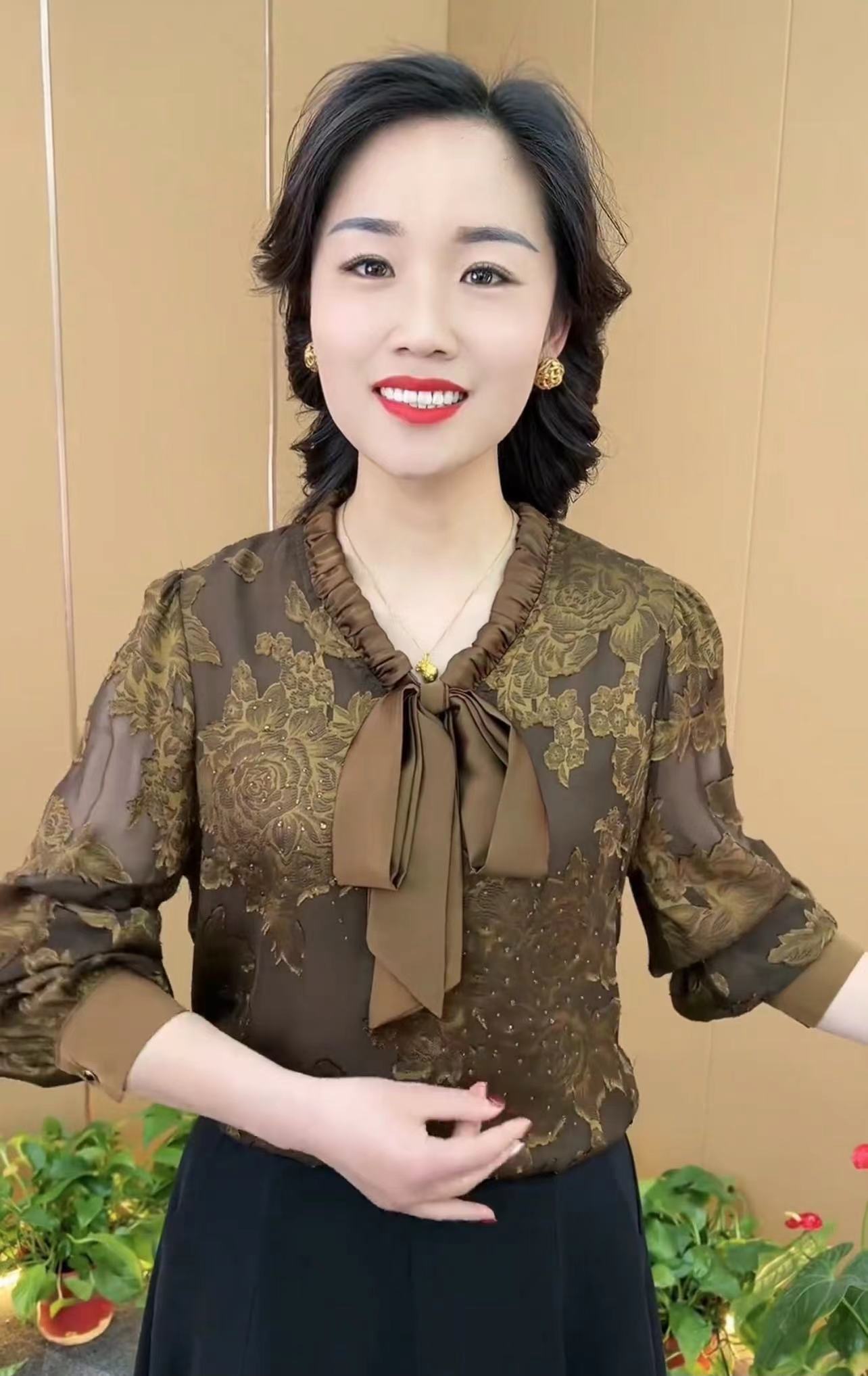 中老年妈妈春装薄款长袖衬衫2025年春秋新款修身显瘦大码印花衬衣