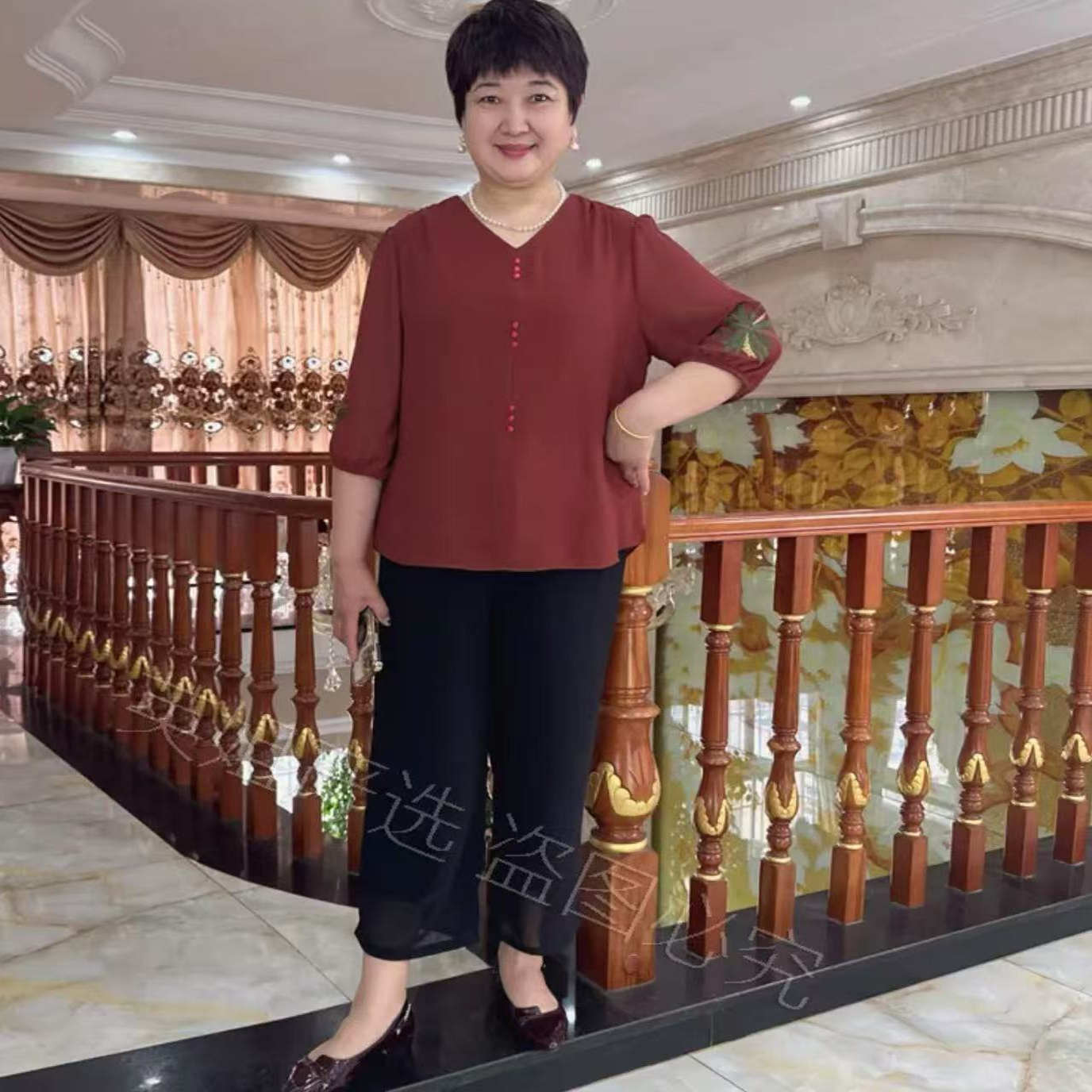 妈妈装薄款加肥加大码显瘦套装2025夏季薄款V领阔腿裤宽松两件套