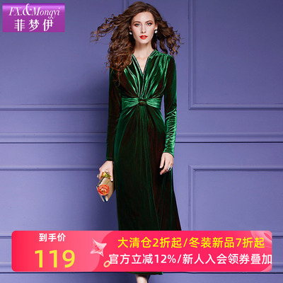 菲梦伊绿色金丝绒连衣裙女长袖秋冬新款复古褶皱修身设计感中长裙