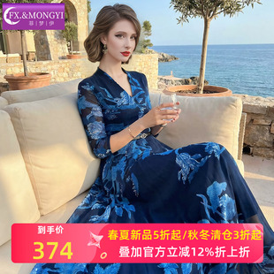 菲梦伊蓝色印花连衣裙女夏装新款轻熟优雅高端设计感收腰V领长裙