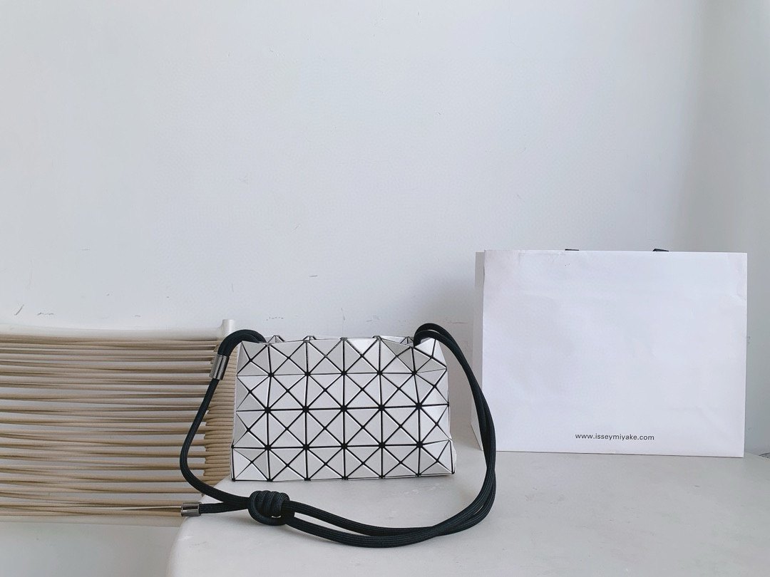 2025新款菱格抽绳斜跨包长方盒豆腐包休闲日本几何腋下单肩包女