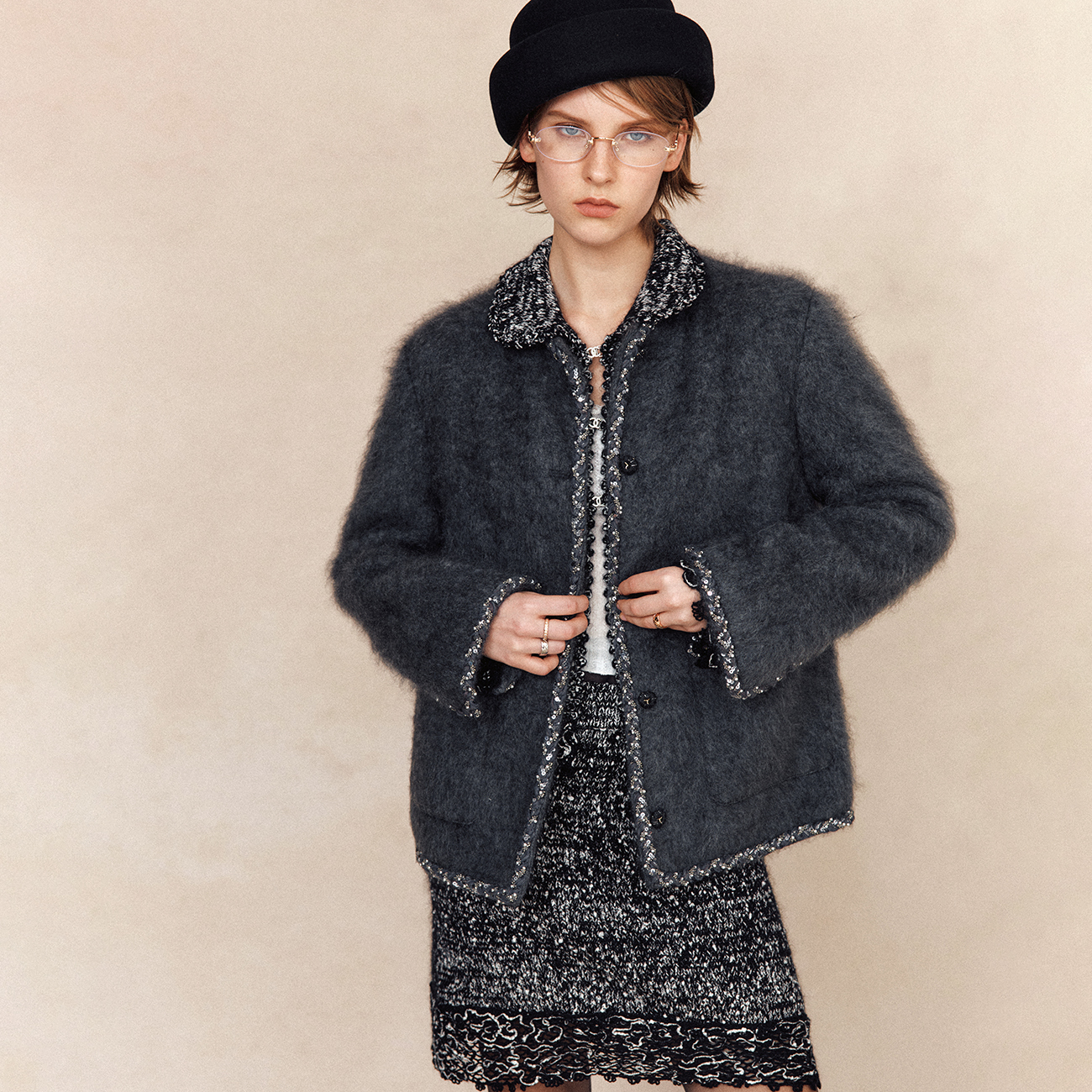 小香风圆领长袖手工织带拉绒外套