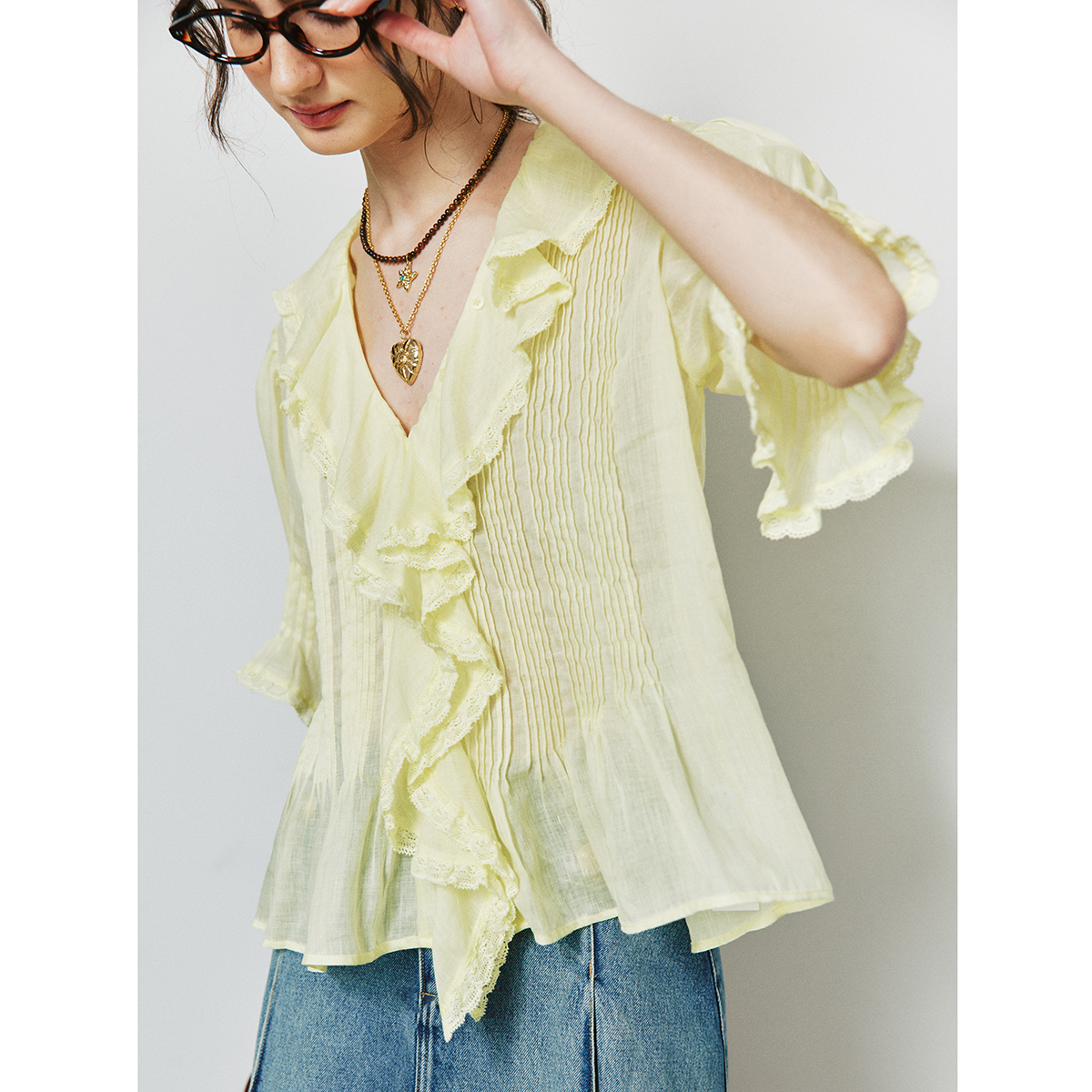 现货【浪漫纤盈】100%苎麻重工压褶法式复古荷叶边领蕾丝拼接衬衫