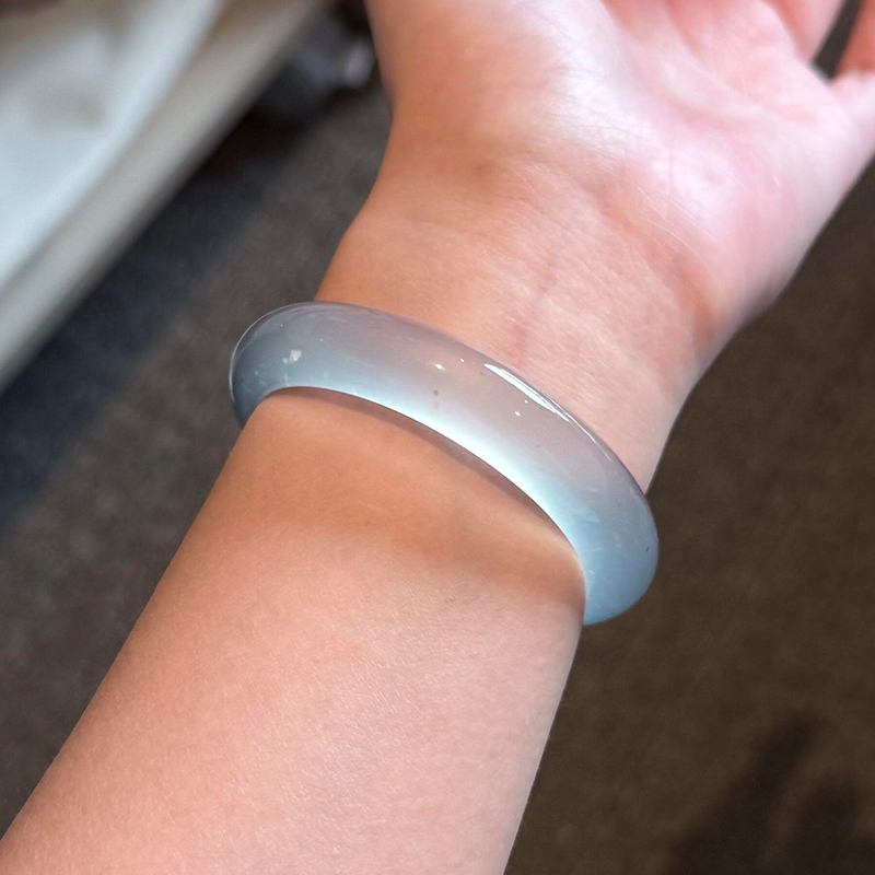 萝蔓星"蜜蜡凝香"高端翡翠平替正品冰种飘花石英岩玉手镯子处理