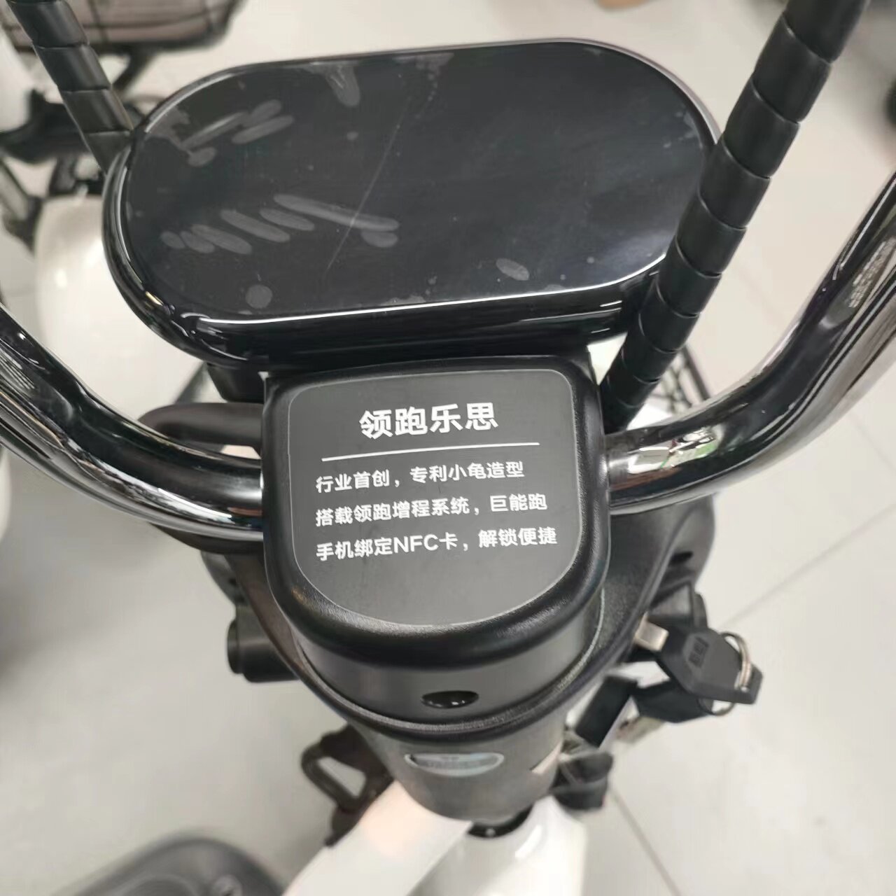 雅迪电动车新国标领跑乐思仪表支架仪表底托黑色塑料件