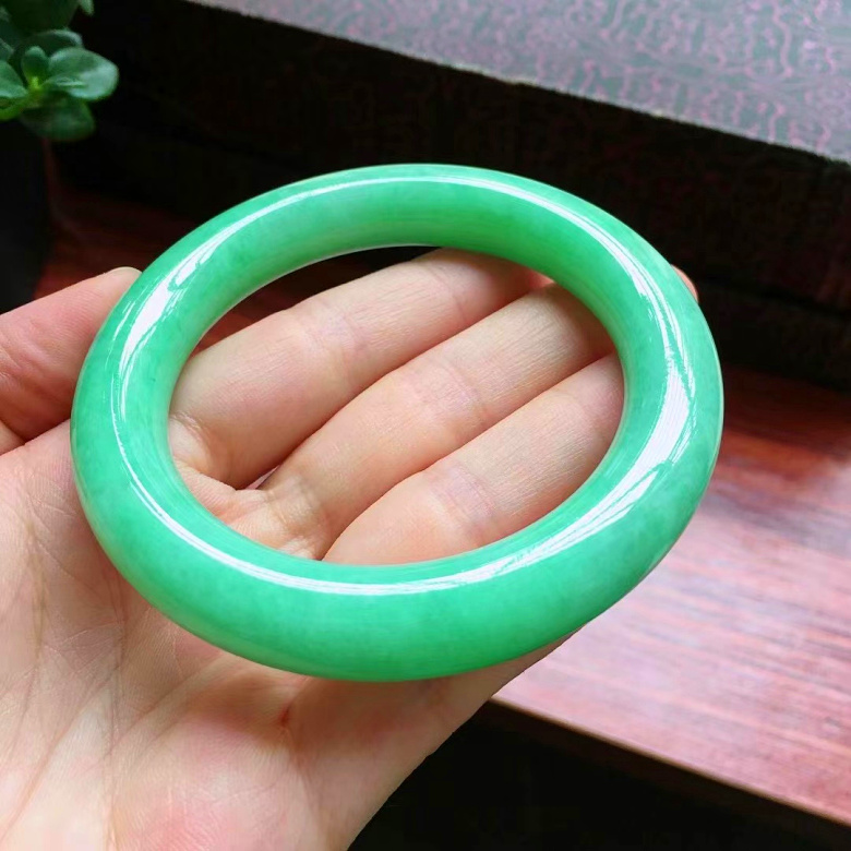天然翡翠缅甸A货，56圈口满绿圆条手镯