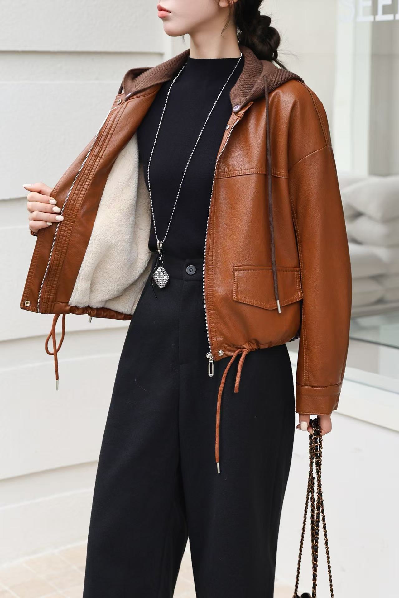 2025年秋冬新款休闲宽松皮夹克女连帽可拆卸短款加绒皮衣外套K703