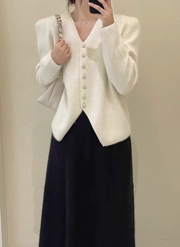 2024秋冬新款设计感斜扣浣熊绒毛衣短外套女宽松气质圆领软糯开衫