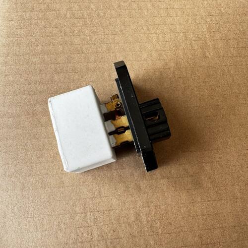 适用东风风行菱智M3/M5/V3 前鼓风机马达电阻器 空调调速模块电阻