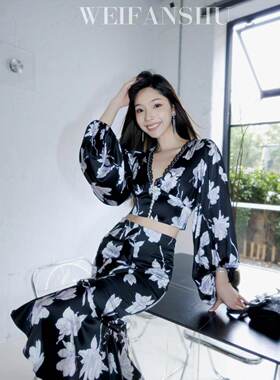 V领印花短上衣鱼尾包臀裙套装女