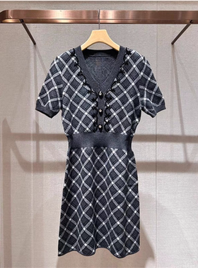 2024年秋季新款灰色V领菱形格收腰显瘦短袖针织连衣裙女Q144102E
