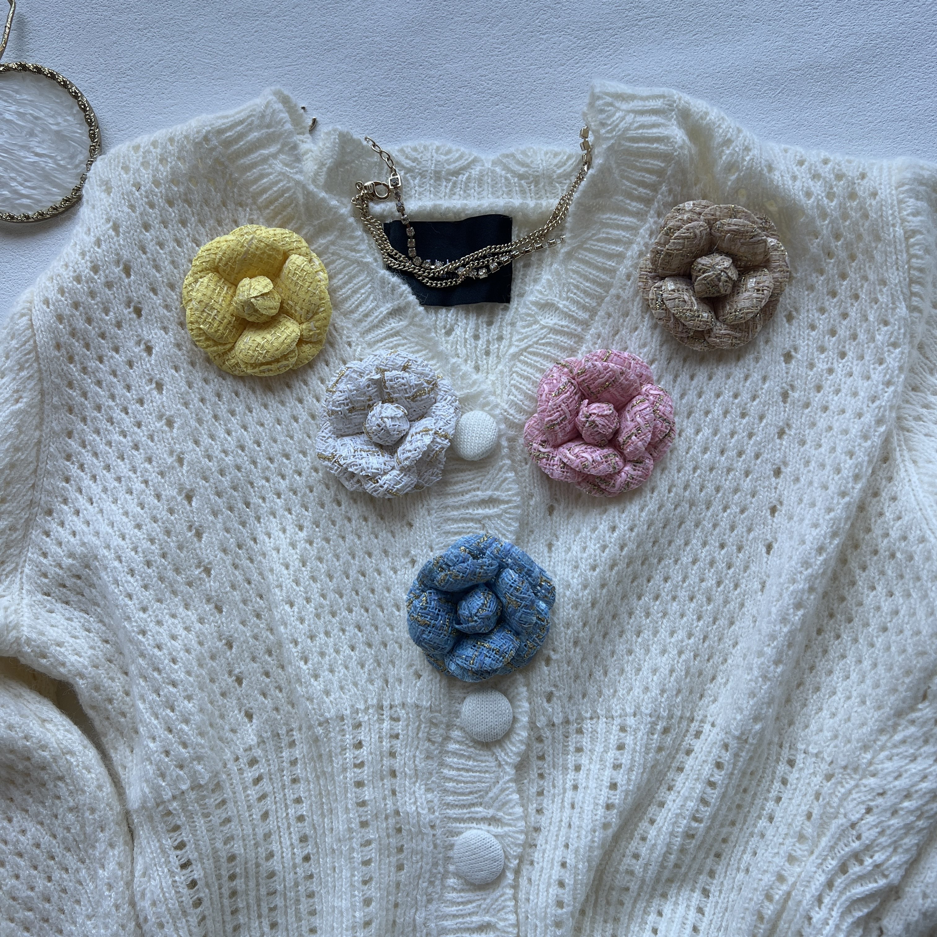 小香中古轻奢金丝胸针配饰千金别针领花毛衣外套山茶花粗呢胸花