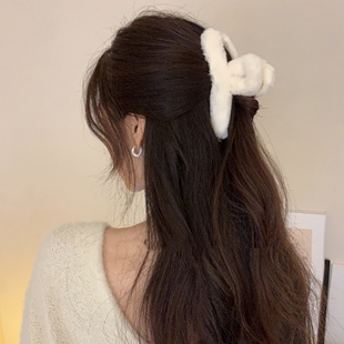 韩国秋冬新款奶油色毛绒发夹少女甜美盘发抓夹网红气质大号鲨鱼夹