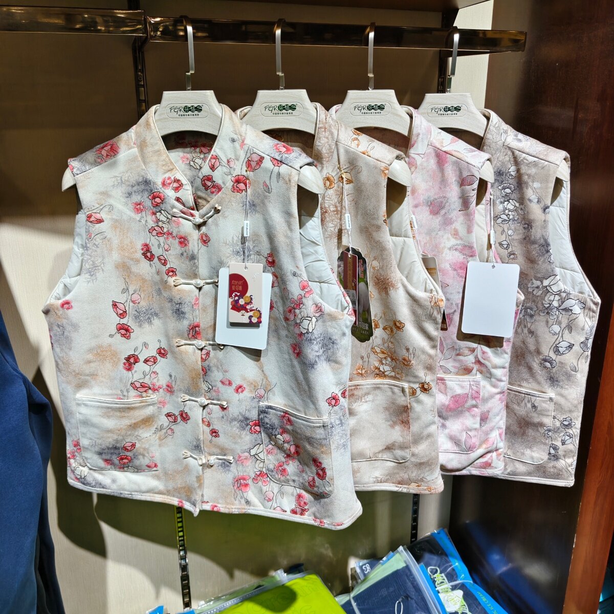 爱得唯2301新中式立领盘扣花卉马甲女加厚保暖背心妈妈叠穿坎肩