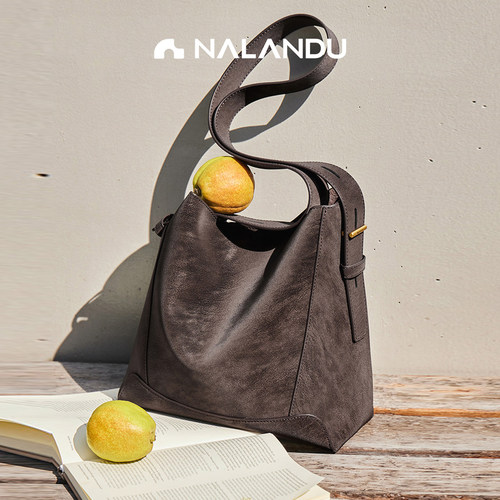 纳兰杜麂皮包包大容量通勤水桶包