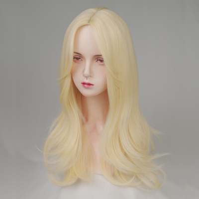 白金色中分八字刘海女团长卷发