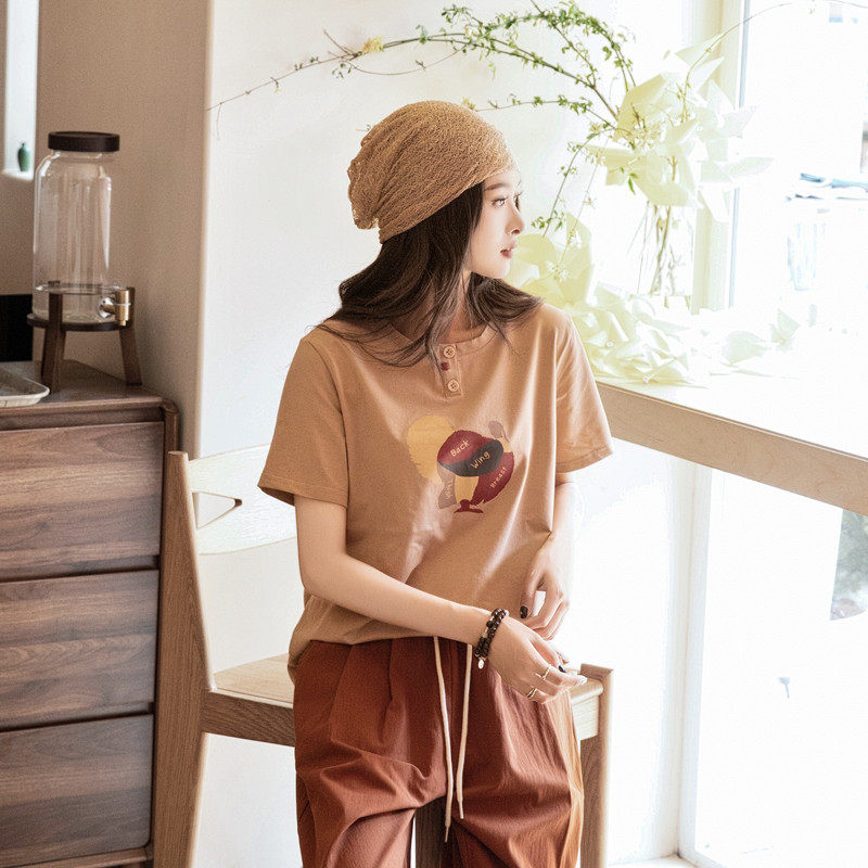 夏季女时尚休闲女圆领驼色印花正肩宽松纯棉短袖女显肤显瘦设计感