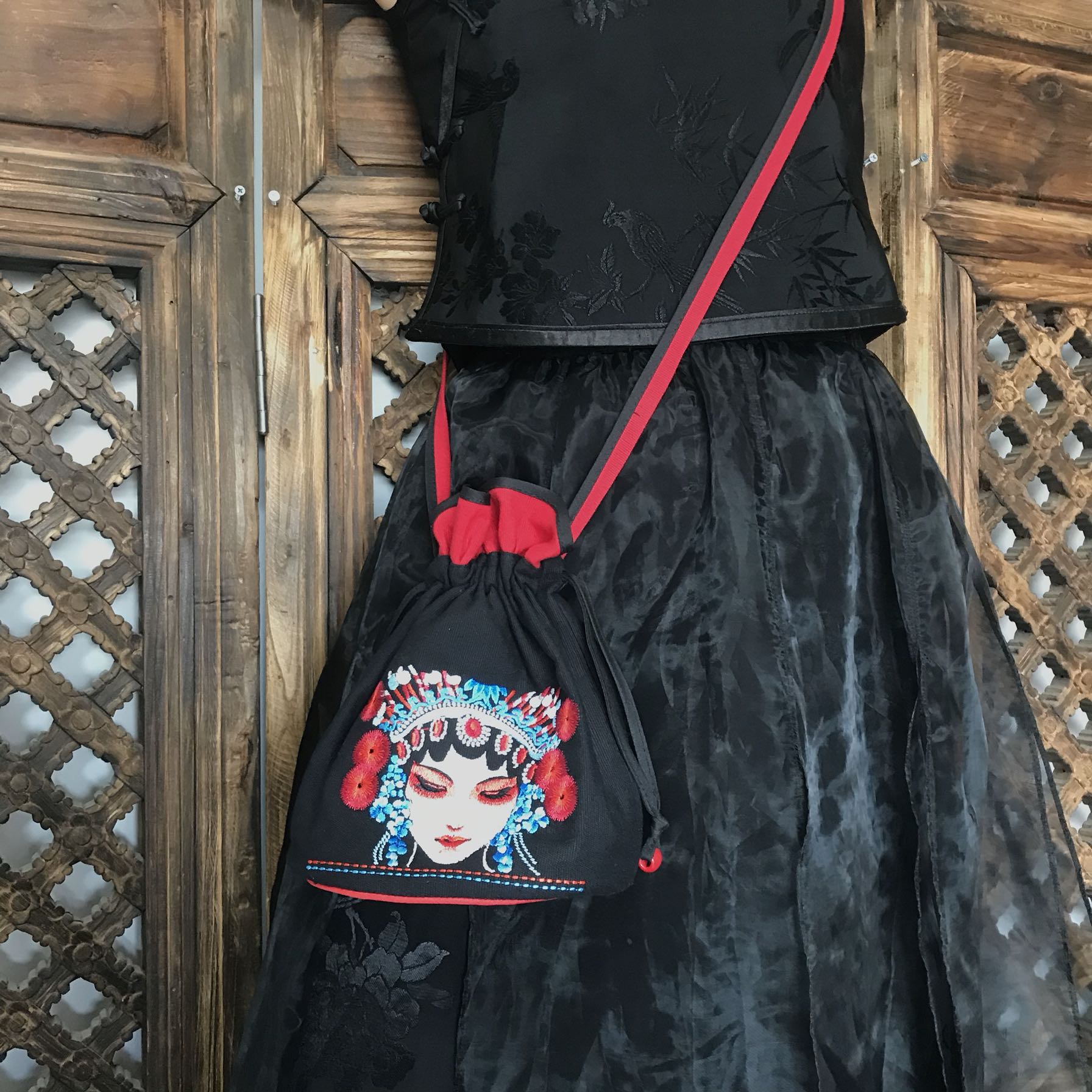 云饰图腾原创刺绣女包 民族风京剧脸花旦斜挎小包便携抽绳手提包