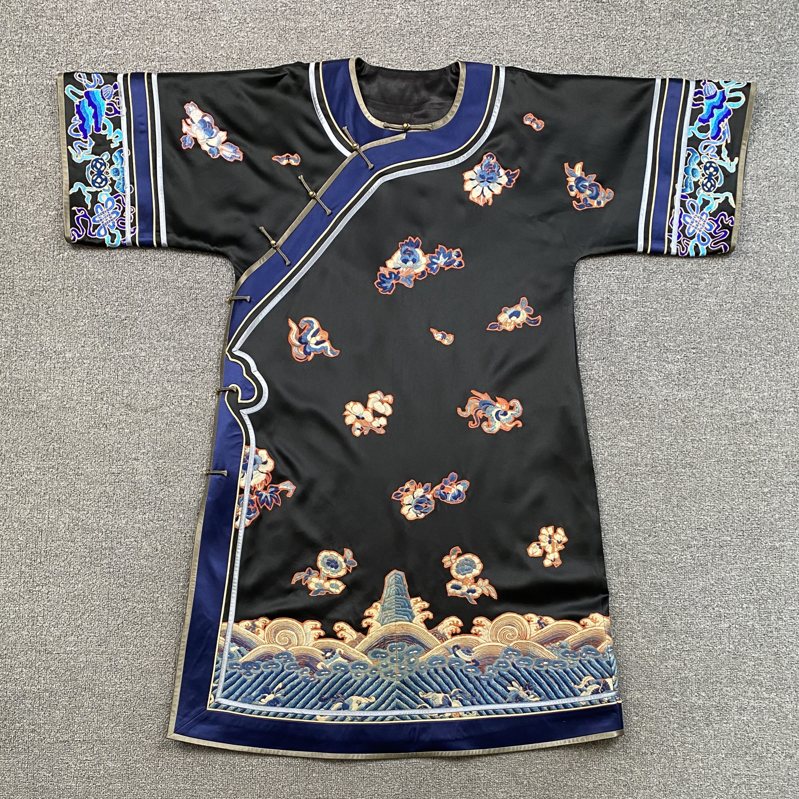 云饰图腾原创新中式国风女装 新款重工刺绣斜襟秀场复古宽松长袍