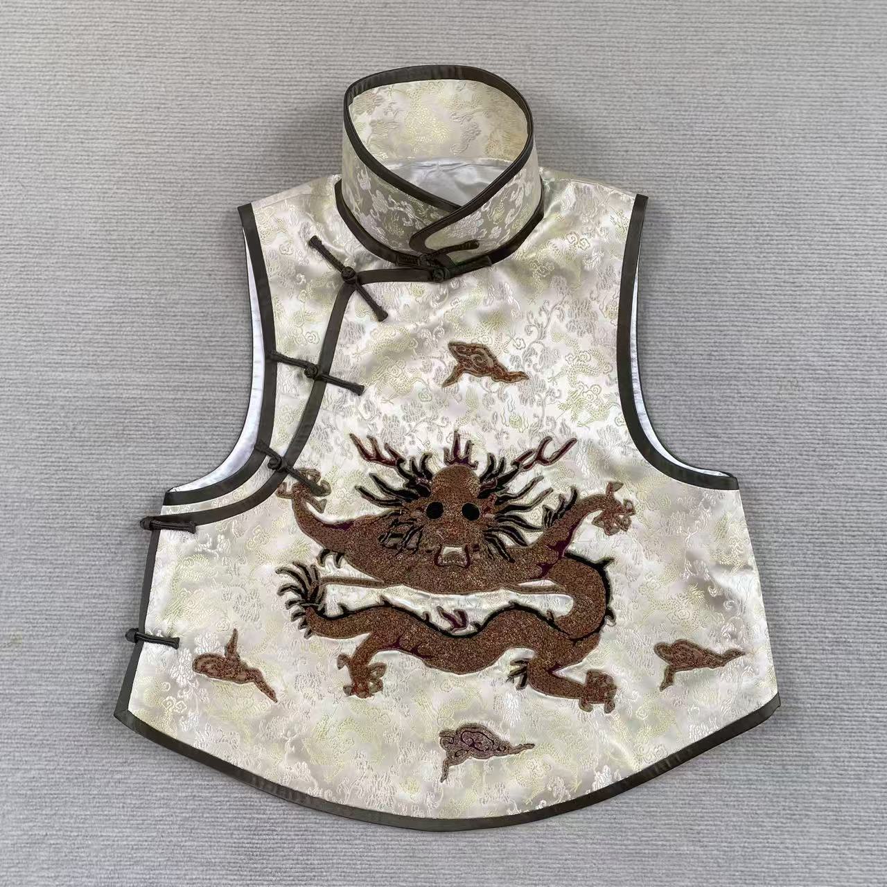 云饰图腾斜襟新中式短款刺绣马夹