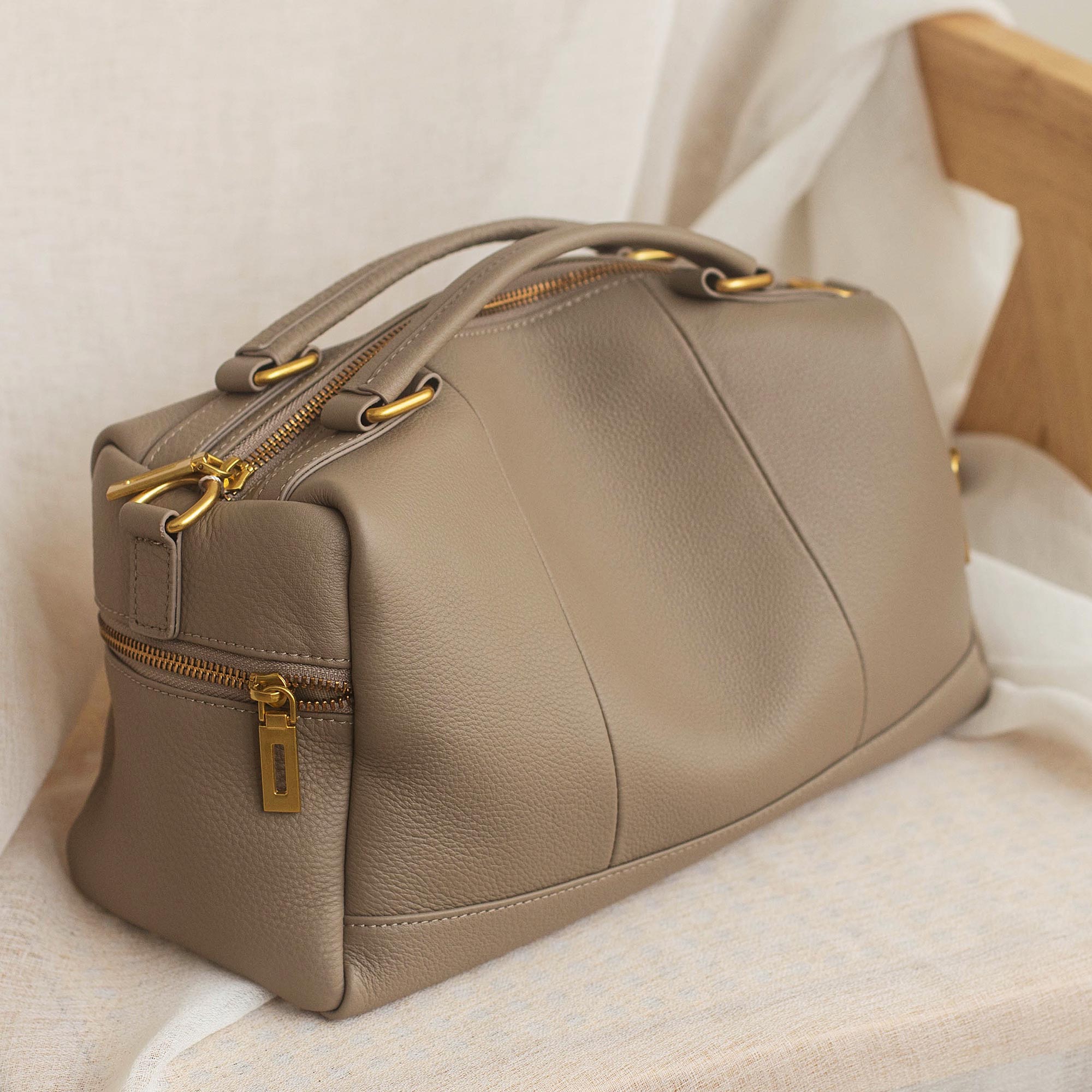 大容量真皮女包枕头包