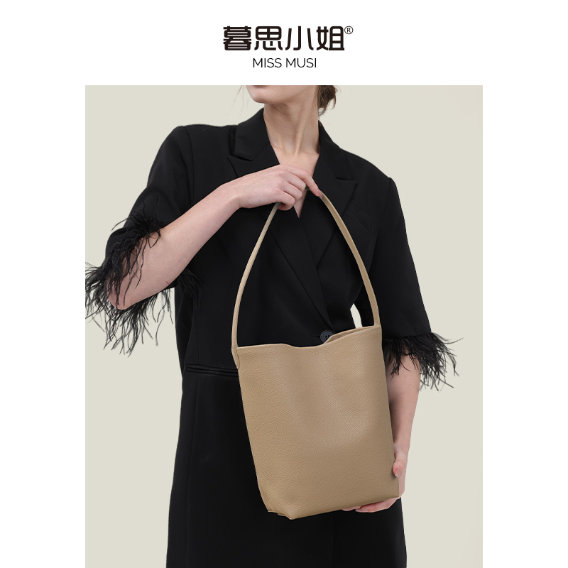 暮思小姐纯色单肩大容量水桶包