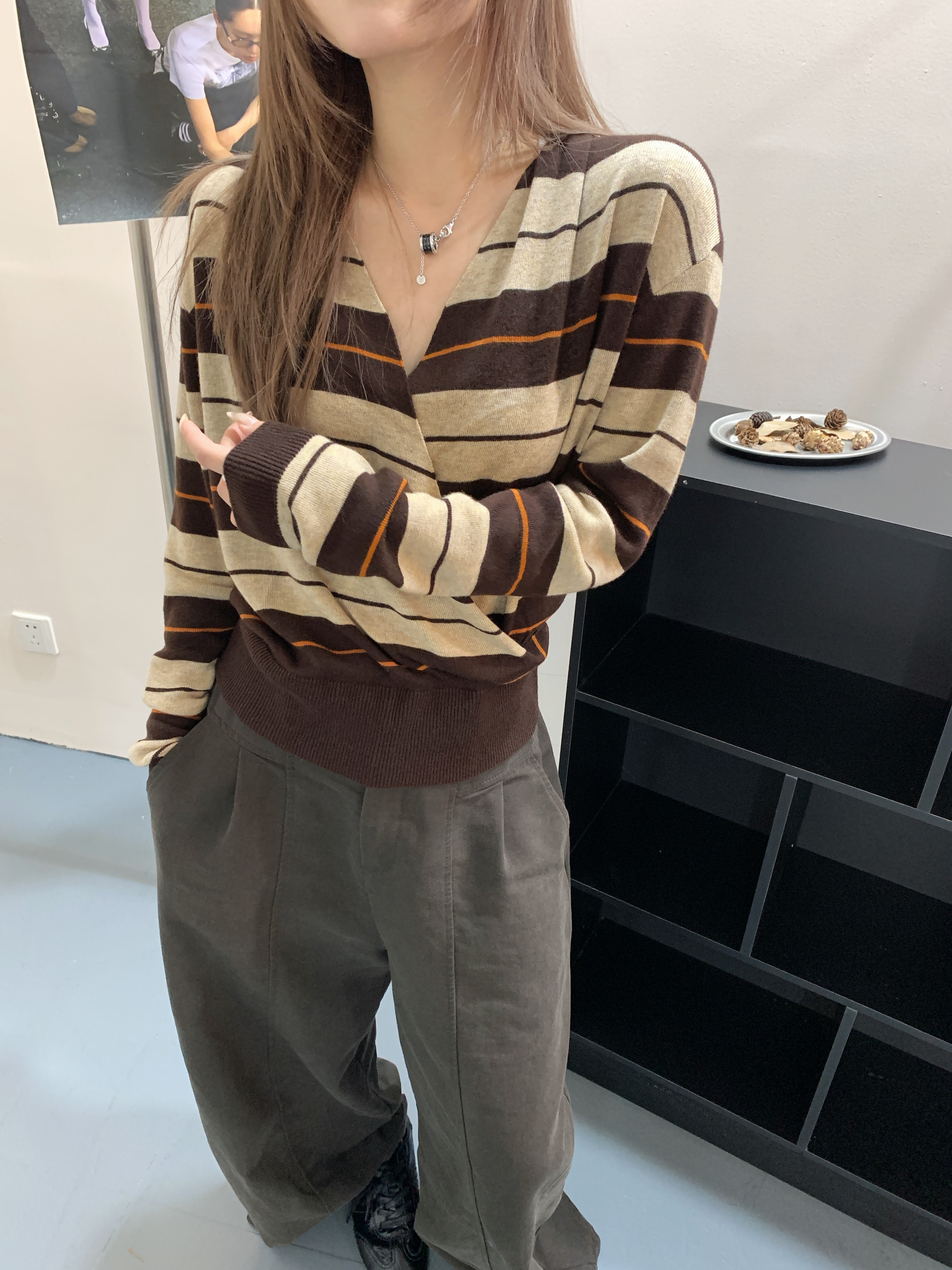 复古条纹V领针织衫女长袖交叉设计感别致修身显瘦温柔毛衣上衣