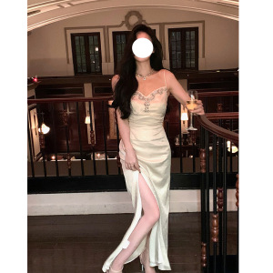 法式性感吊带露肩背礼服女轻奢小众高端级气质名媛收腰显瘦连衣裙