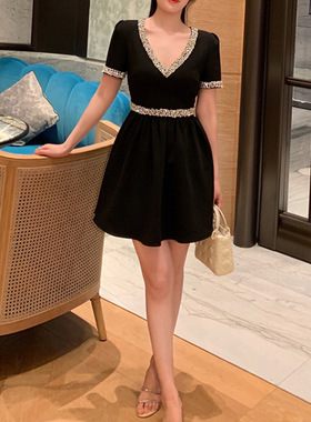 法式性感V领黑色礼服女轻奢小众高端级气质名媛收腰镶钻A字连衣裙