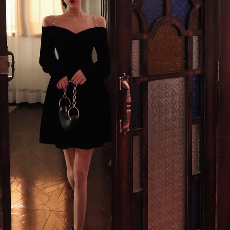 欧美性感吊带一字领露肩背丝绒礼服轻奢小众高端级名媛气质连衣裙