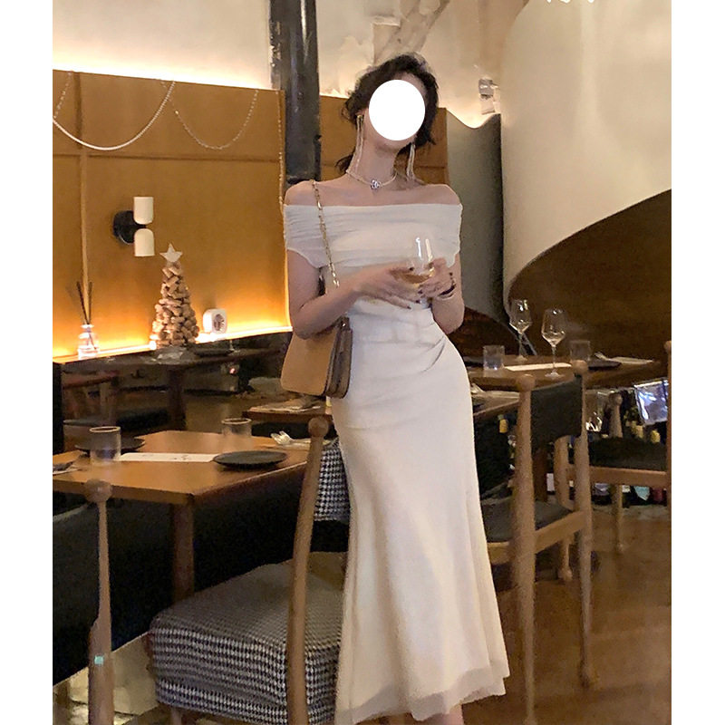 法式性感一字领露肩背白色礼服轻奢小众高端级名媛气质收腰连衣裙