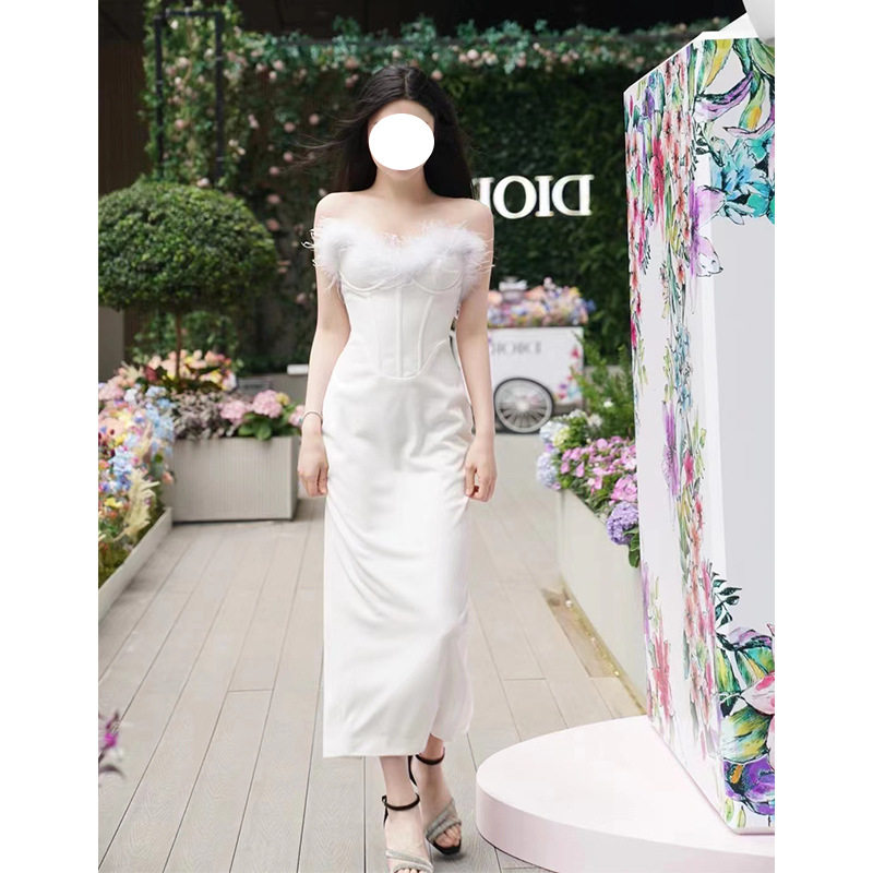 法式性感抹胸露肩背白色礼服女轻奢小众高端级名媛气质羽毛连衣裙
