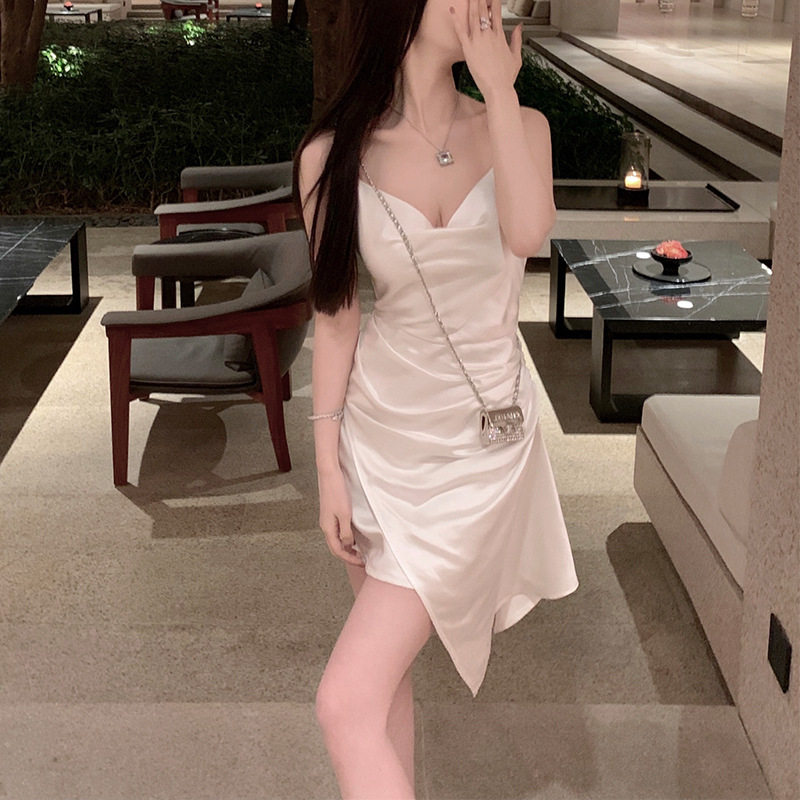 性感吊带露肩背白色礼服女轻奢小众高端级名媛气质收腰显瘦连衣裙