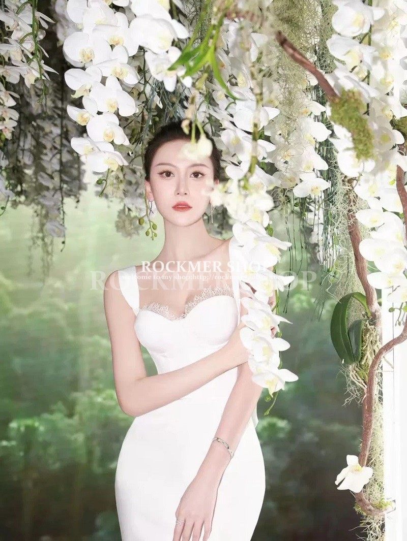 法式性感吊带露肩背白色礼服女轻奢小众高端级名媛气质收腰连衣裙