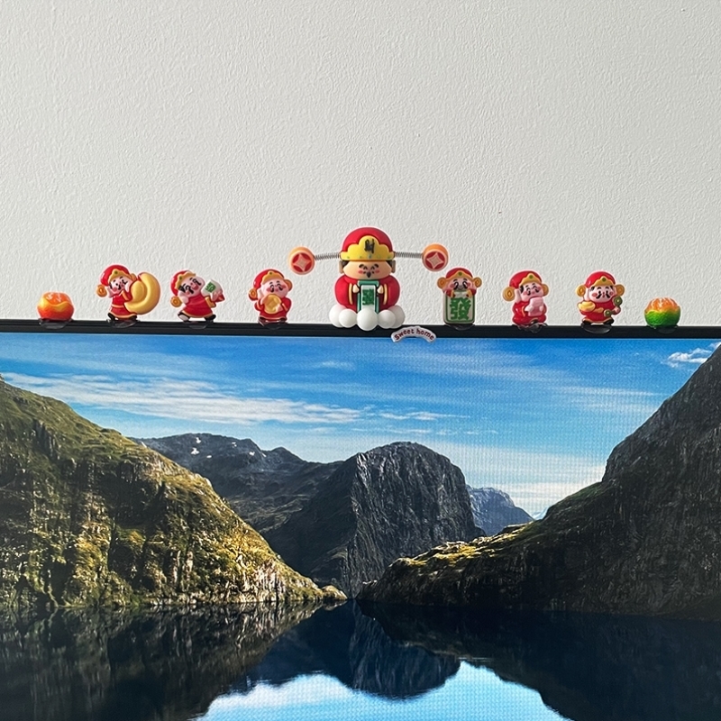 电视机上的小摆件显示屏电脑趴趴摆件小饰品桌面工位解压屏幕装饰