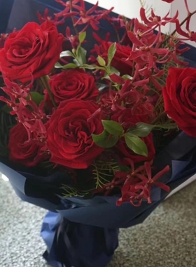 西岱岛 北京同城鲜花速递红玫瑰19支苔丝混搭花生日花束真爱时刻