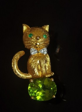 呆萌猫咪天然橄榄石胸针吊坠两用9K金镶嵌热爱宠物礼物无滤镜实拍