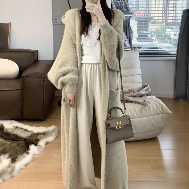 慵懒风白色长款毛衣外套女秋冬仿水貂绒宽松连帽过膝针织开衫加厚