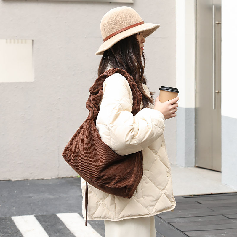 日系ins流行灯芯绒褶皱邮差包女帆布单肩斜挎包学生上课托特布袋,箱包皮具/热销女包/男包,托特包,淘宝优惠券,粉丝福利购,淘宝优惠卷