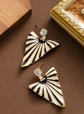Fashion diamond-se zircon drip oil invered riangular zebra p