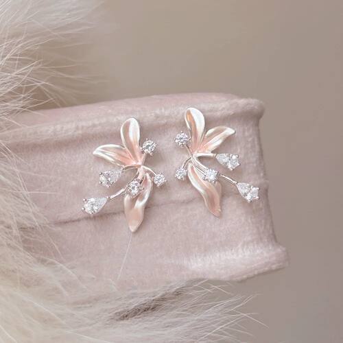 French Super cate Flashing Little Orchid Earrings New Light