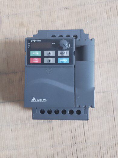 台达变频器2.2kw三相输入VFD022E43A二手包好技术支持！
