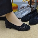 真软皮镂空女凉鞋2026春夏新款中年妈妈单鞋低跟浅口优雅广场舞鞋