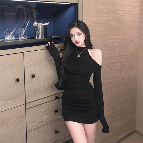挂脖露肩长袖连衣裙女包臀修身