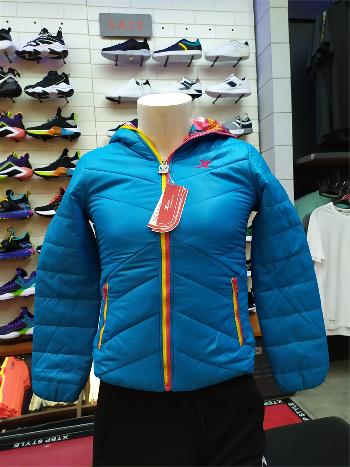 特步冬季新品女子综合训练系列可脱卸帽运动厚棉衣988428180285
