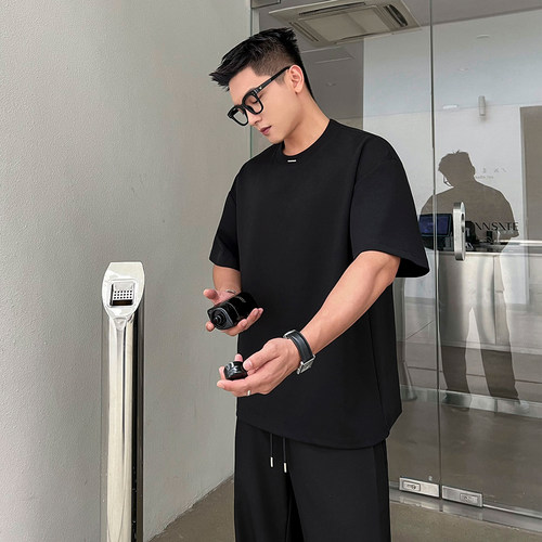 二十二号穿搭极简钢标T恤男