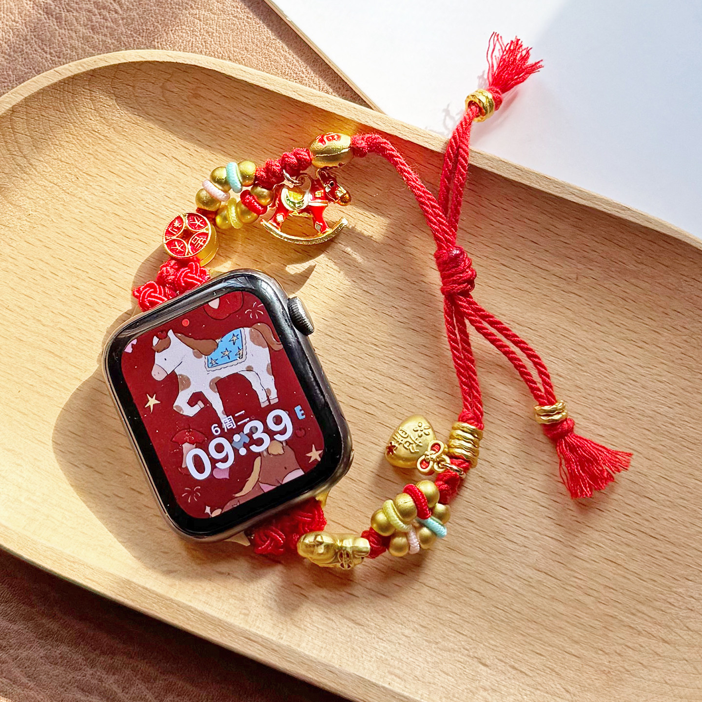 新年珐琅彩小马吊坠串珠GT5适用华为GT6手表watch4表带苹果11小米