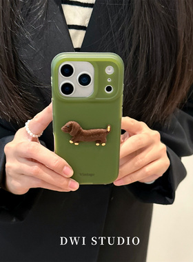 DWI STUDIO复古圣诞绿色腊肠狗立体手机壳17promax全包按键适用苹果16promaxiPhone16壳15/14